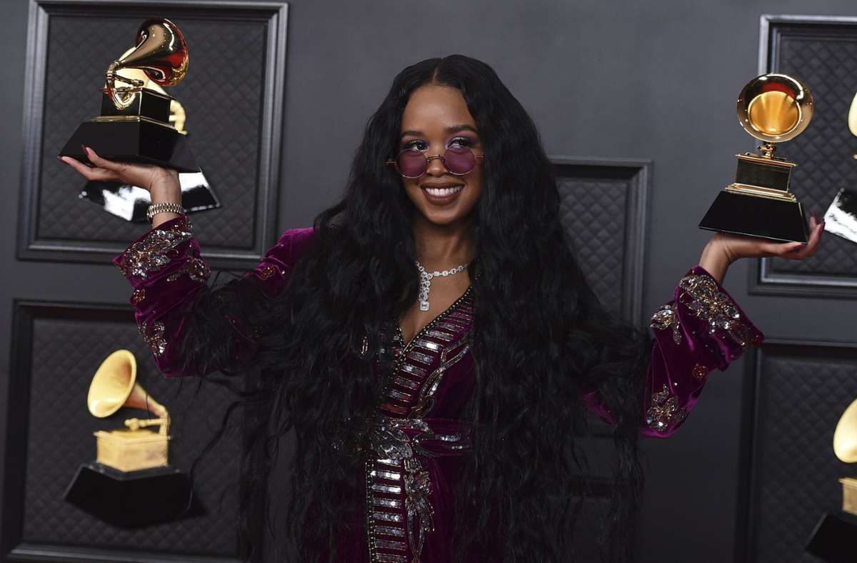 H.E.R. posiert mit dem Preis für den Song des Jahres und den besten R&B-Song für „I Can’t Breathe“ bei den 63. Grammy Awards im Los Angeles Convention Center.