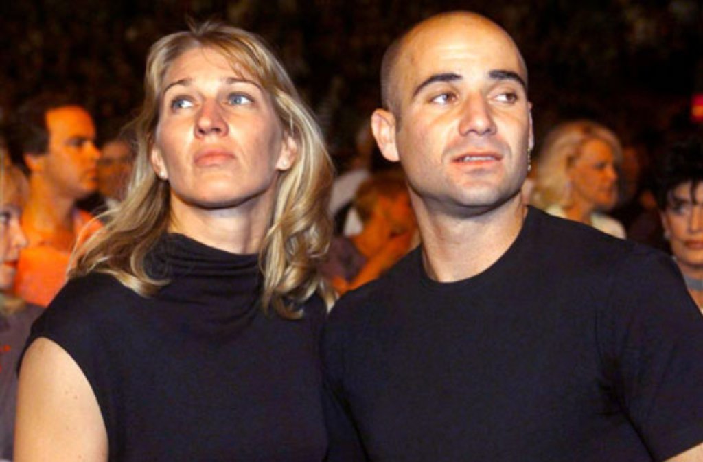 Doch nur wenige Monate später öffnet Steffi Graf ein neues Kapitel: Sie kennen sich seit Jahren, doch 1999 werden Andre Agassi und Steffi Graf ein Paar.