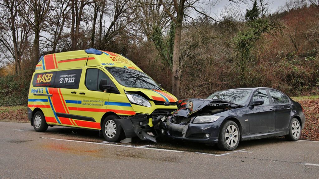 Kollision im Rems-Murr-Kreis: Krankentransporter in Unfall verwickelt