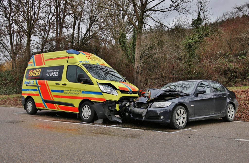 Der Krankenwagen und der BMW stießen frontal zusammen.