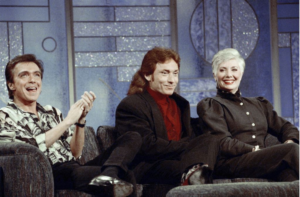 1993 in einer Talkshow: David Cassidy (links) trifft zwei andere Ex-Mitglieder der Partridge-Family, Danny Bonaduce und seine Stiefmutter Shirley Jones.