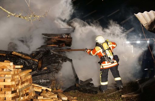 Seit Monaten schlägt ein Brandstifter an Holzstapeln zu – hier am Montag in Ostfildern. Foto: SDMG