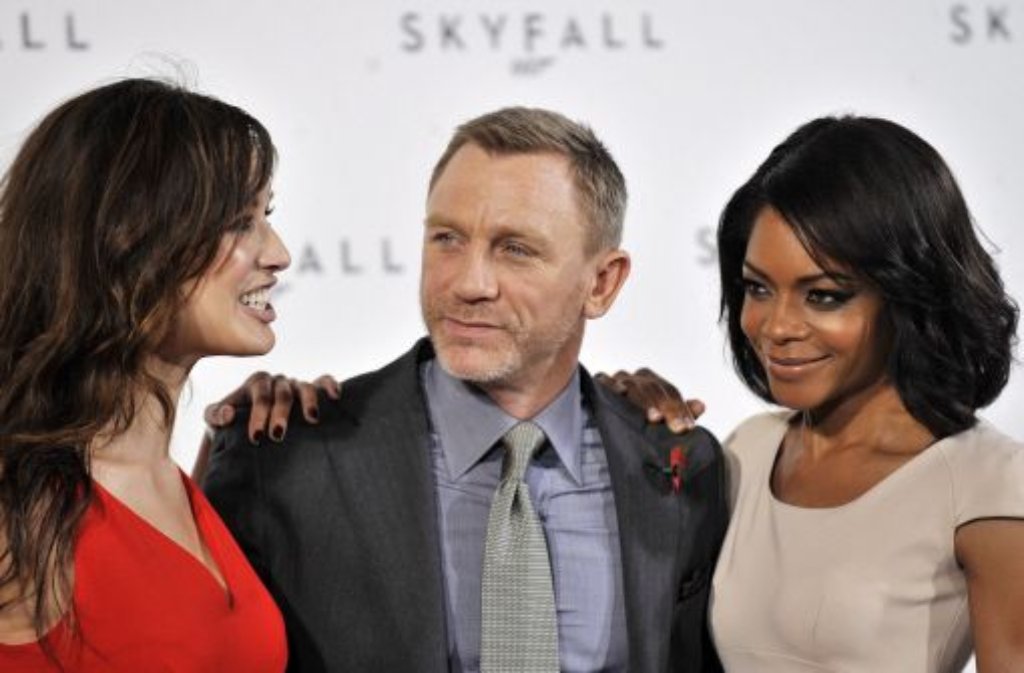 Das sind die Neuen: In "Skyfall" wird Daniel Craig 2013 von der schönen Berenice Marlohe (links) aus Frankreich und ihrer nicht minder zauberhaften Kollegin Naomie Harris aus Großbritannien von seinem Dienst für die Krone abgelenkt.