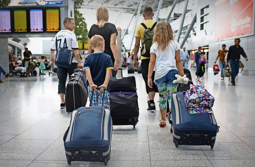 Wer wegen schulpflichtiger Kinder in den Sommerferien verreisen muss, blättert bis zu 60 Prozent mehr für das Flugticket hin. Entsprechend teurer sind auch Unterkunft und Essen.