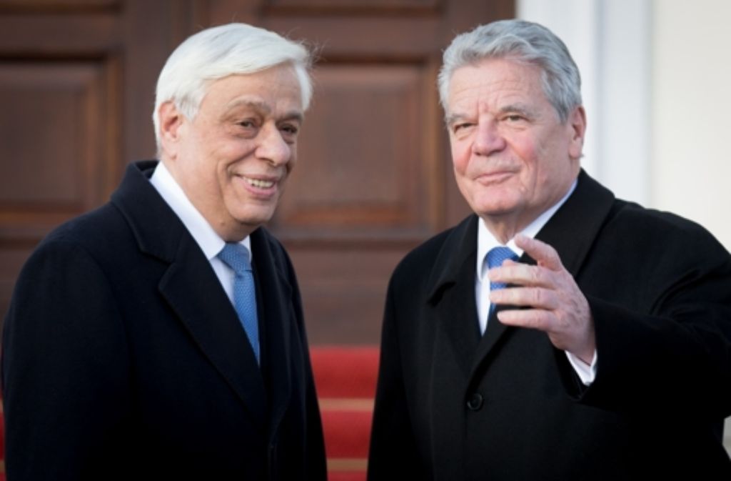 Bundespräsident Joachim Gauck (r) empfängt vor dem Schloss Bellevue den griechischen Präsidenten Prokopis Pavlopoulos. Foto: dpa