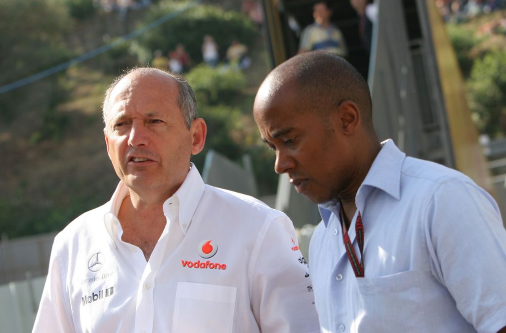 Kaum ein Rennfahrer ist so behütet groß geworden wie Lewis Hamilton. Sein Formel-1-Einstieg im 2007 war zwangsläufig, weil er im GP-2-Team von Frédéric Vasseur 2006 auf Anhieb Meister wurde. Hochgezüchtet haben das Rennfahrerpflänzchen der McLaren-Chef Ron Dennis und Papa Anthony Hamilton (Foto, rechts).