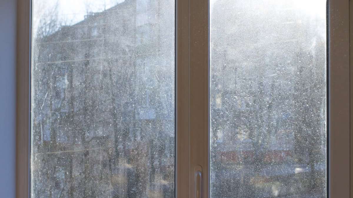 Kalkflecken von Fenstern entfernen: 5 Hausmittel