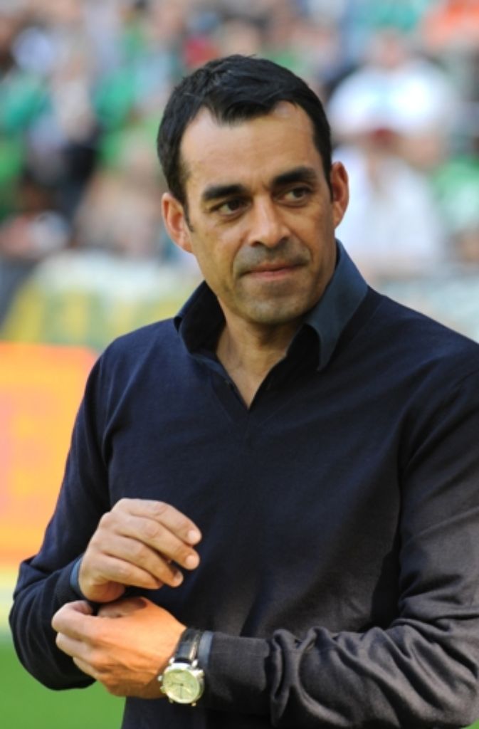 Dutt, der 1965 in Köln geboren wurde, war zuletzt Trainer beim SV Werder Bremen. Seit dem 25. September 2014 ist er dort freigestellt, nachdem es eine Reihe von Niederlagen für Werder gehagelt hatte.