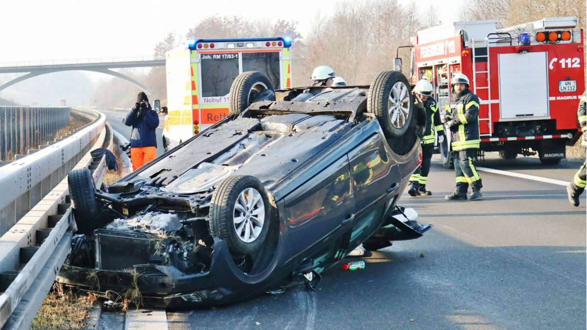 Todesfall auf der B 14 bei Leutenbach: Autofahrer fahren in der Rettungsgasse zurück – Polizei sucht Zeugen