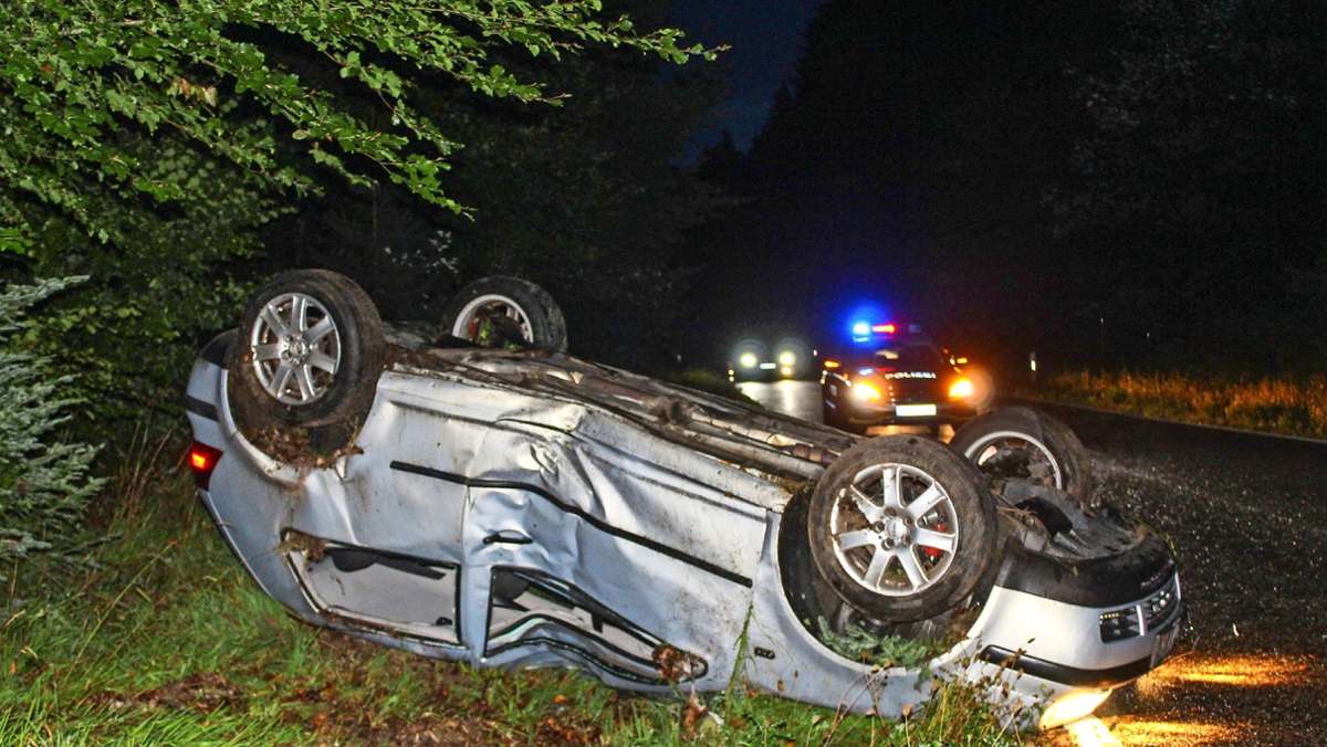 Polizeibericht aus Heimsheim: Auto prallt gegen Baum und landet auf Dach