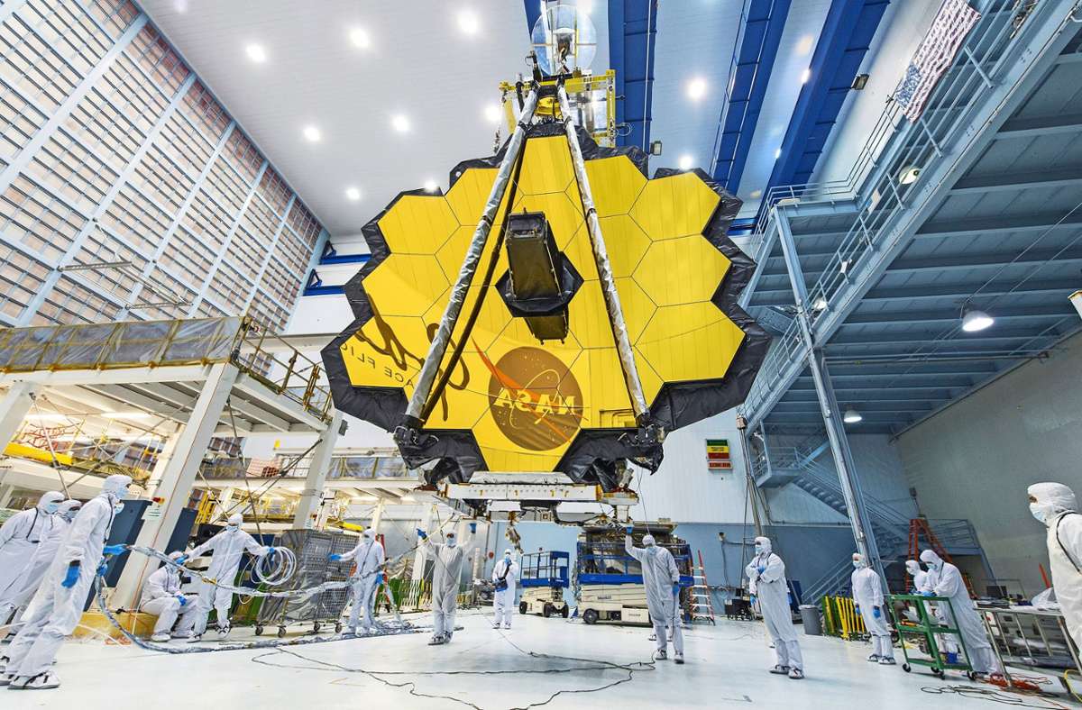 Präzision ist gefragt: Techniker mit dem Spiegel des  Teleskops. Foto: dpa/NASA
