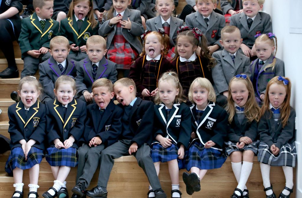13 Zwillingspaare posieren in der St. Patrick Grundschule in Greenock (Großbritannien) für einen Fototermin.
