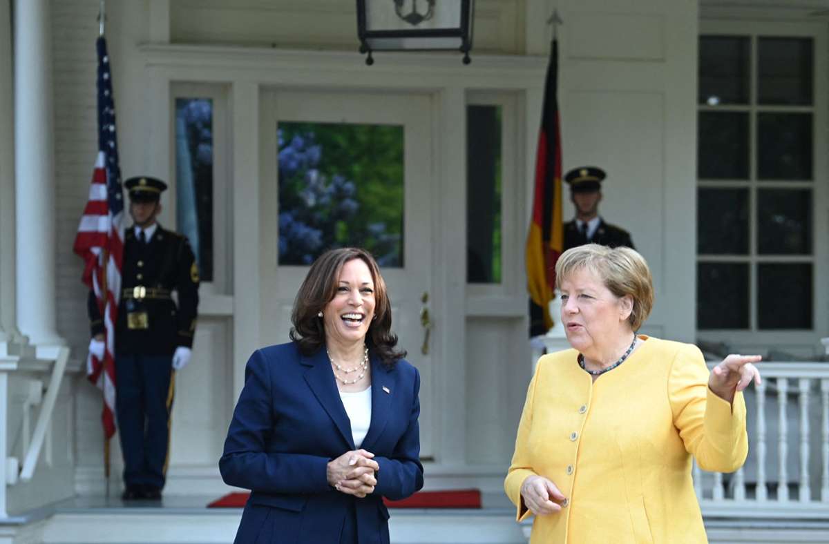 US-Vizepräsidentin Kamala Harris (l.) begrüßt Bundeskanzlerin Angela Merkel ...