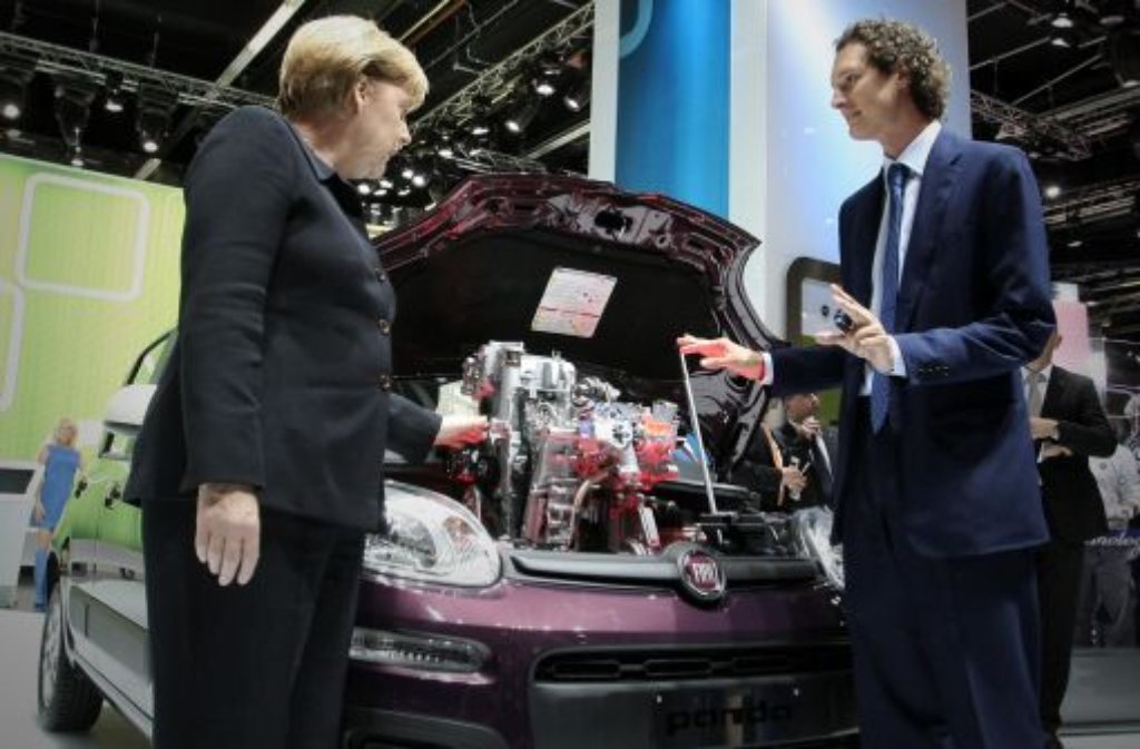Auch bei Fiat schaut die Kanzlerin noch unter die Motorhaube. Zusammen mit dem Präsident des Fiat-Konzerns, John Elkann, wirft Merkel einen Blick auf den neuen Fiat Panda.