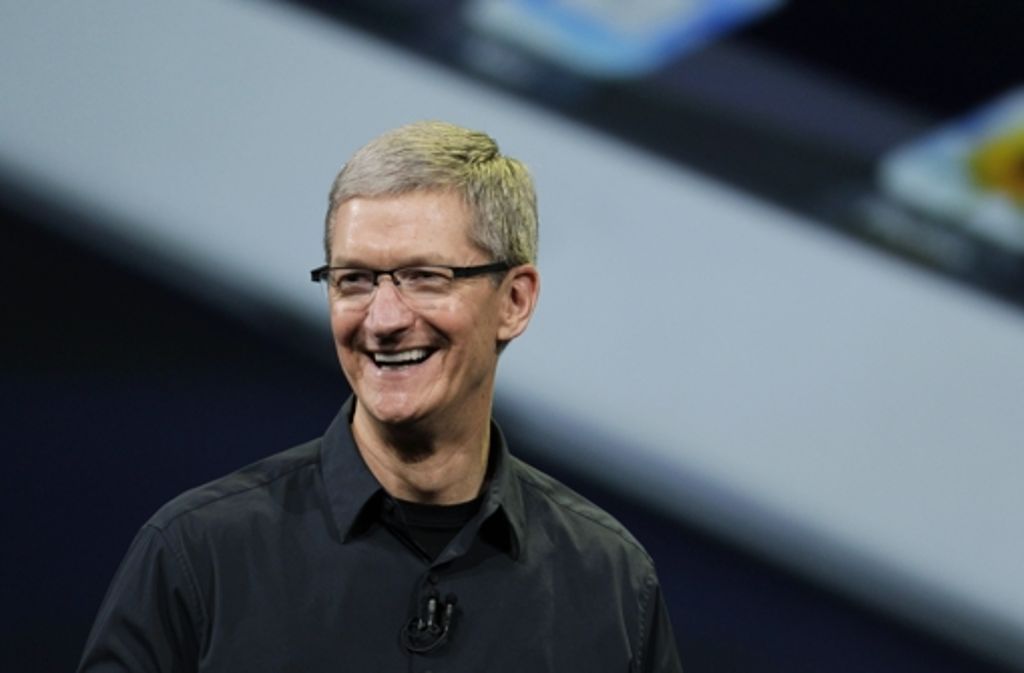 Nachdem Steve Jobs 2011 an Krebs gestorben war, übernahm Tim Cook die Leitung von Apple. Die Rekorde gingen unterdes weiter: 37 Millionen verkaufte iPhones, mehr als 15 Millionen iPads und gut fünf Millionen Mac-Computer, und das alles in einem Quartal: Der Gewinn von 13,1 Milliarden Dollar (rund 10,2 Milliarden Euro) ist einer der höchsten, den ein Unternehmen je innerhalb von drei Monaten erzielt hat – in der Rekordliste stehen sonst nur Ölkonzerne.