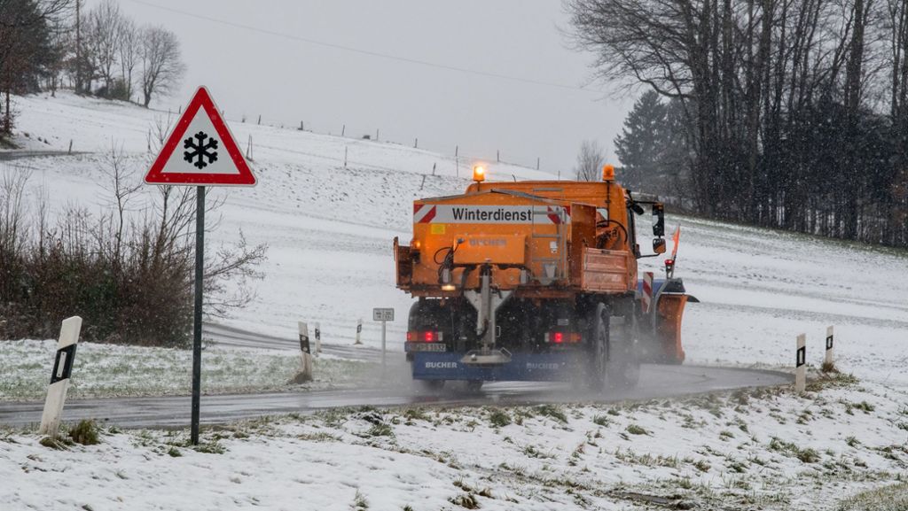 Neuhausen: Schneeräumfahrzeug verunglückt auf glatter Straße