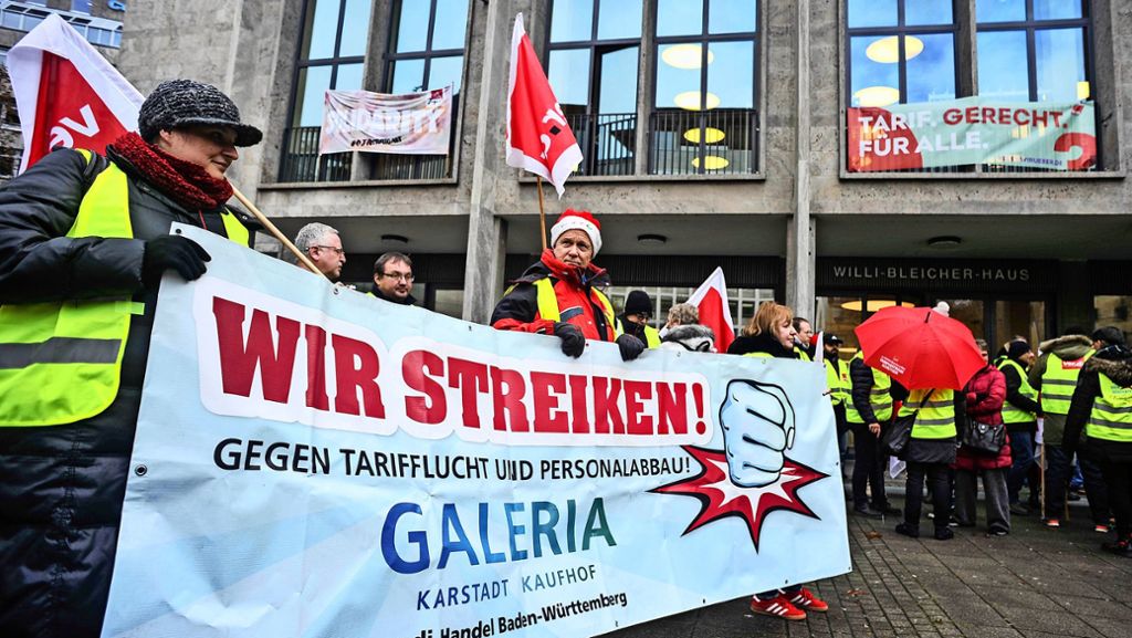  Gegen einen niedrigeren Lohn haben am Donnerstag etwa 120 Angestellte von Galeria Kaufhof Karstadt in Stuttgart gestreikt. Auch in anderen Teilen Deutschlands rief Verdi zum Streik auf. 
