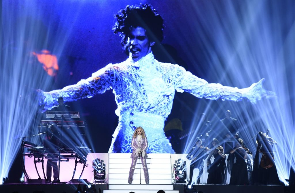 Höhepunkt des Abend war der Auftritt von Superstar Madonna. Sie ehrte die verstorbene Musiker-Legende Prince.