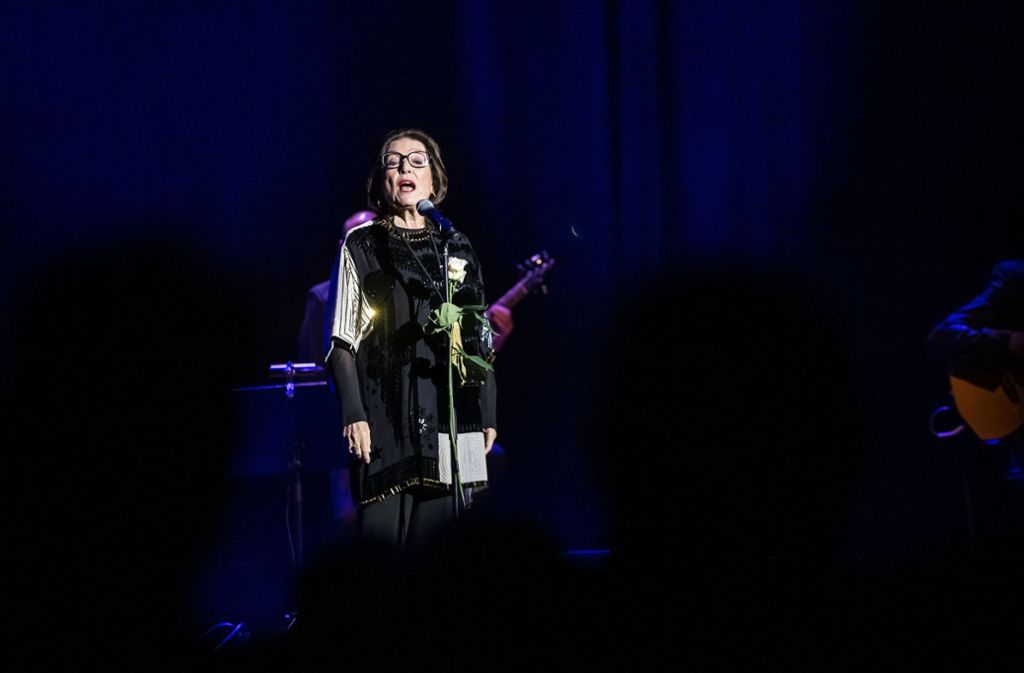 Nana Mouskouri und ihre Begleitband beim Auftritt in der Liederhalle am 21. November 2018