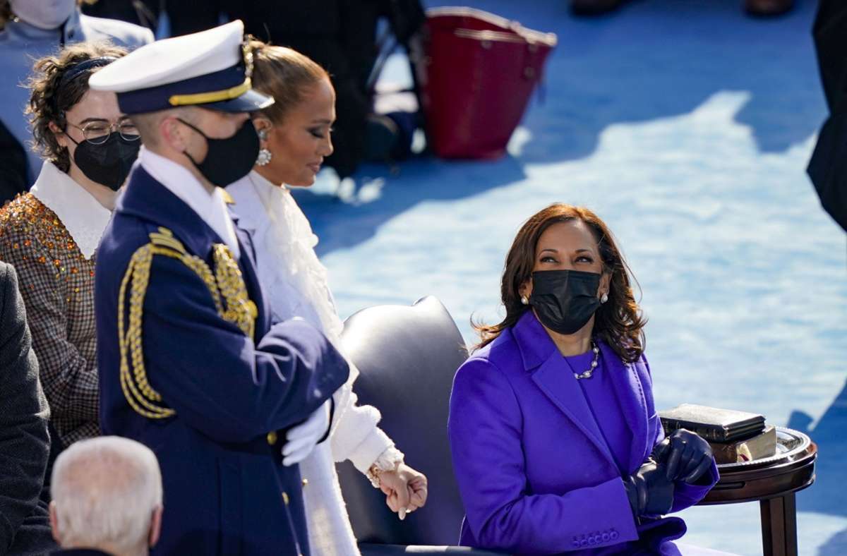 Jennifer Lopez (in weiß) passiert die neue Vizepräsidentin Kamala Harris