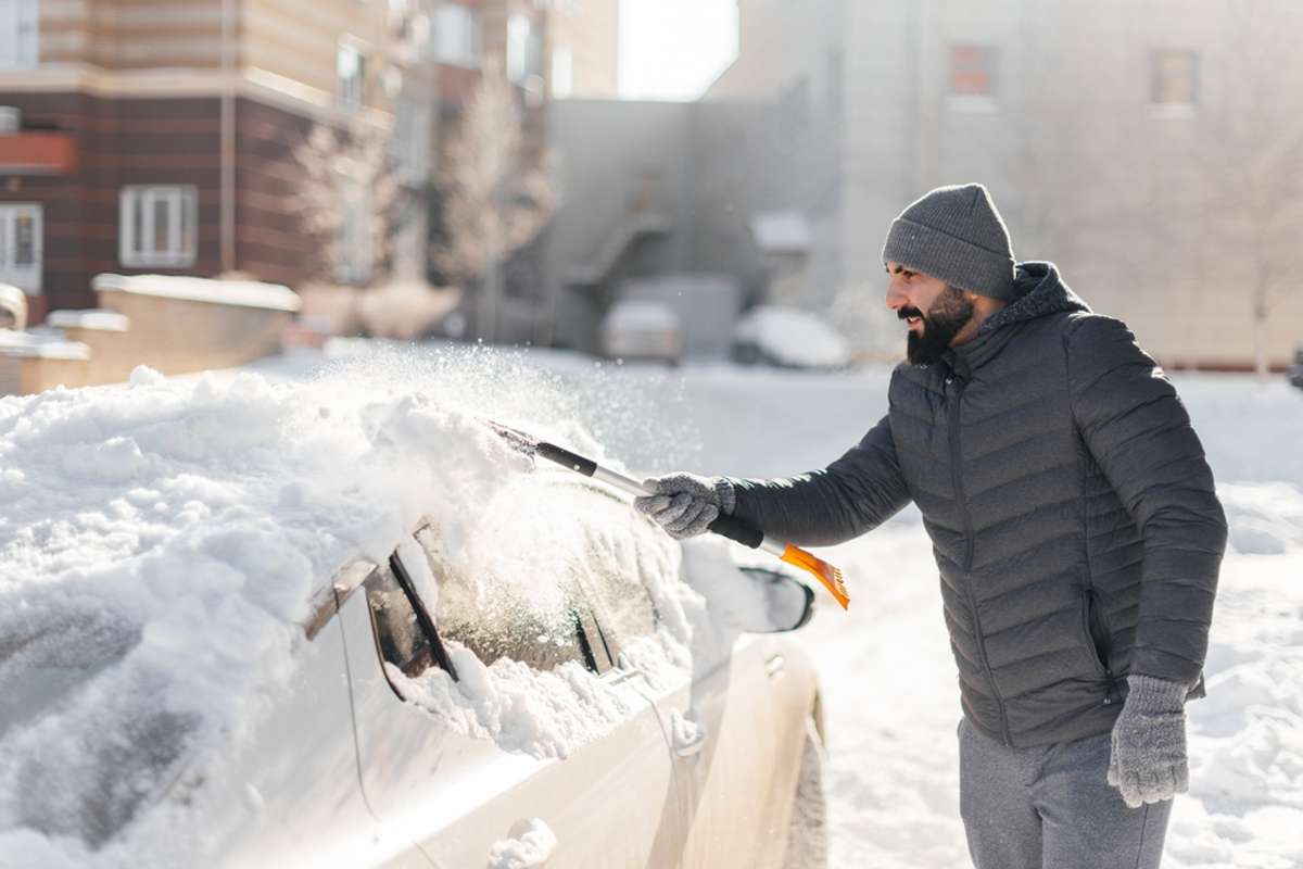 Schnee vom Auto entfernen: So geht's ganz schnell