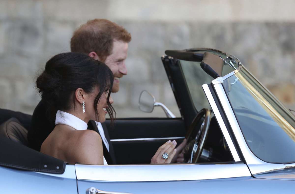 Am Tag ihrer Hochzeit hat sich Meghan ebenfalls Schmuck von Prinzessin Diana geliehen: Bei der Fahrt im Jaguar zur Feier in Frogmore House ziert Dianas Aquamarin-Cocktailring ihre Hand.