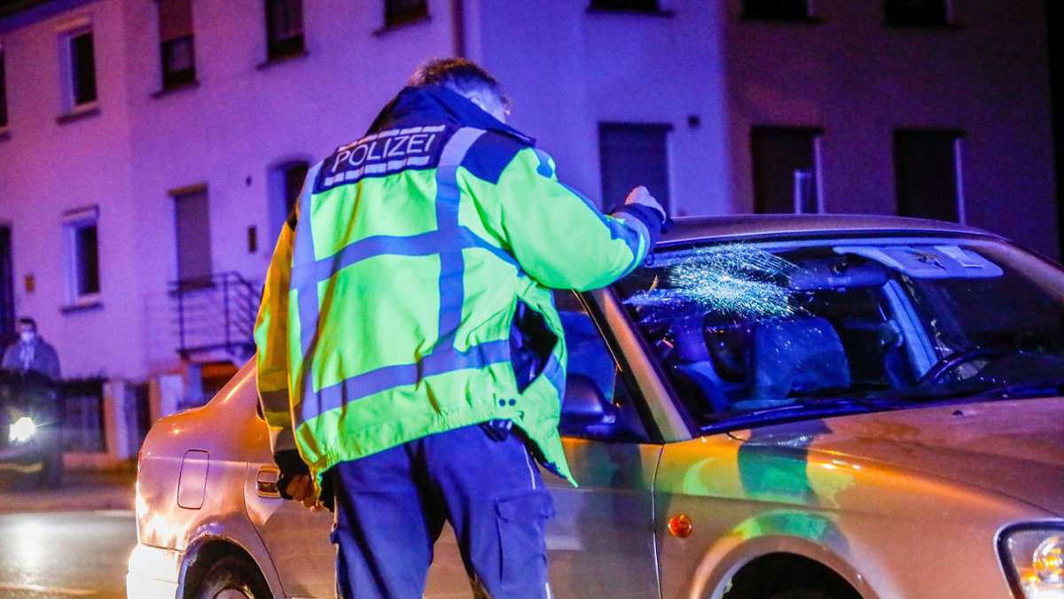 Unfall in Geislingen: Mutter und Kind von Auto erfasst – Angehöriger schlägt auf Scheibe ein