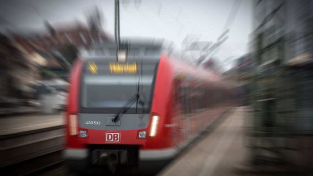 Blaulicht aus Stuttgart: Frau gerät zwischen Bahn und Bahnsteig