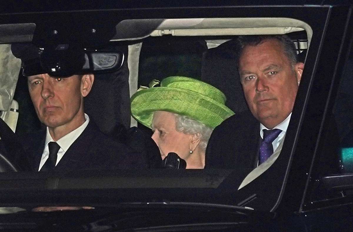 Zur Doppeltaufe erschien die Queen mit grünem Hut. Foto: dpa/Steve Parsons