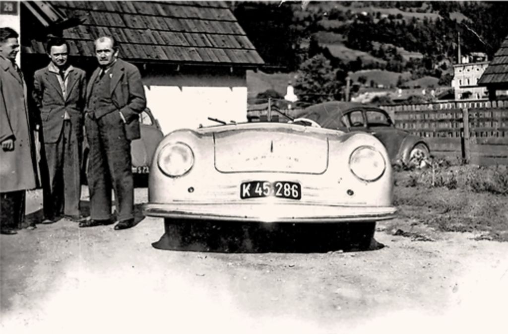 Erwin Komenda (links) ist in Vergessenheit geraten. Aus der offiziellen Version dieses Bildes mit dem Ur-Porsche 356  wurde er getilgt (in der Mitte Ferry Porsche, rechts Ferdinand Porsche). Foto: Steineck