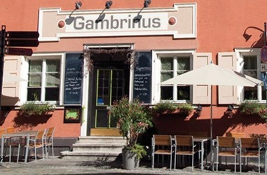 Gambrinus: Im gemütlichen Lokal am Hafenmarkt versteht man sich auf Gerichte aus der deutschen Küche. Diese lassen sich auch ausgezeichnet vor der Gaststätte im Freien genießen. Strohstr. 20, Esslingen, Mo-So 11:30-14+18-23 Uhr, Tel. 0711/35 96 62