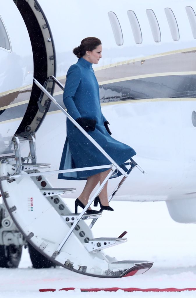 Herzogin Kate steigt im verschneiten Oslo aus dem Flugzeug.