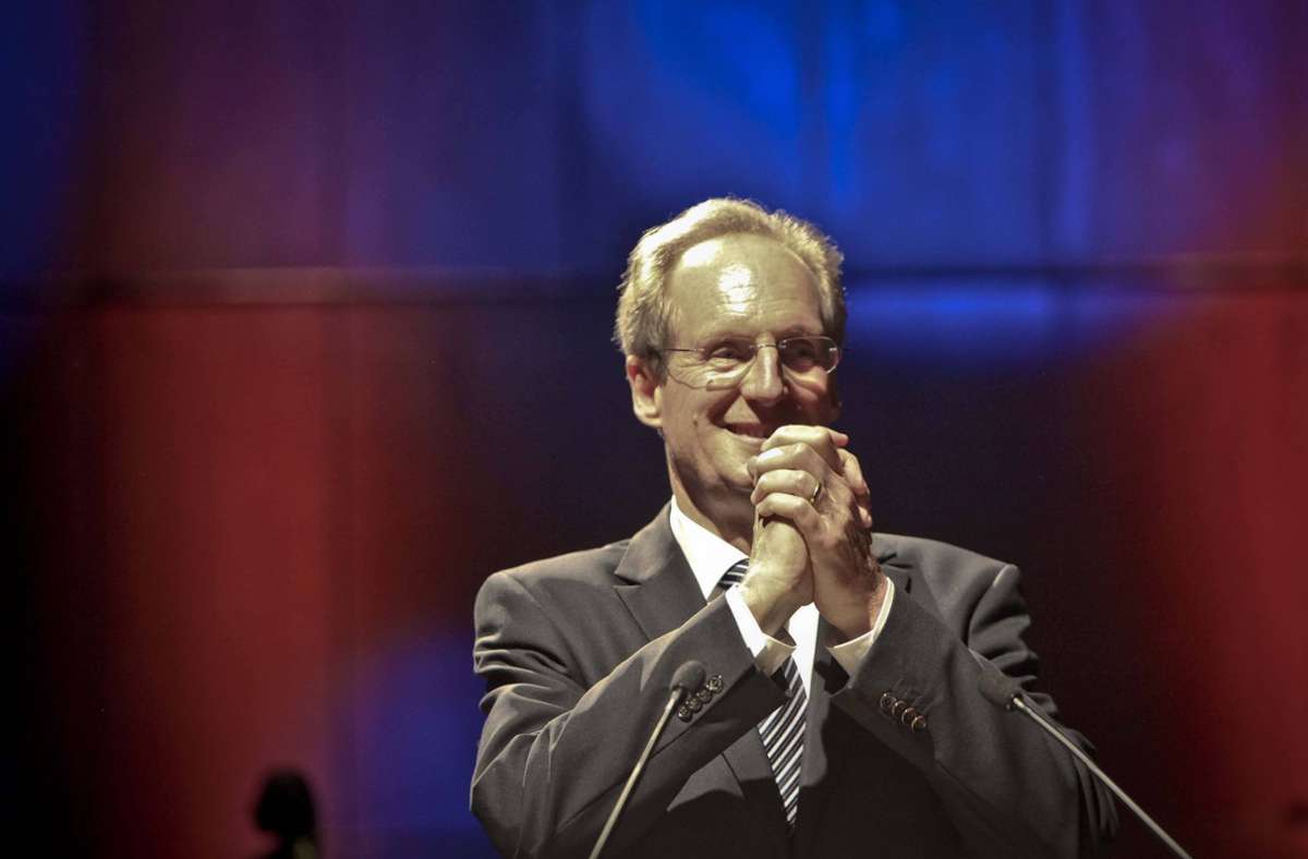 Der Skandalabend des 24. Oktober 2004, der mit einer Ohrfeige im Ratskeller enden sollte, begann mit der Wiederwahl des Stuttgarter Oberbürgermeisters Wolfgang Schuster (CDU). Dieses Bild zeigt ihn im Jahr 2013 bei seiner Verabschiedung in der Stuttgarter Liederhalle.
