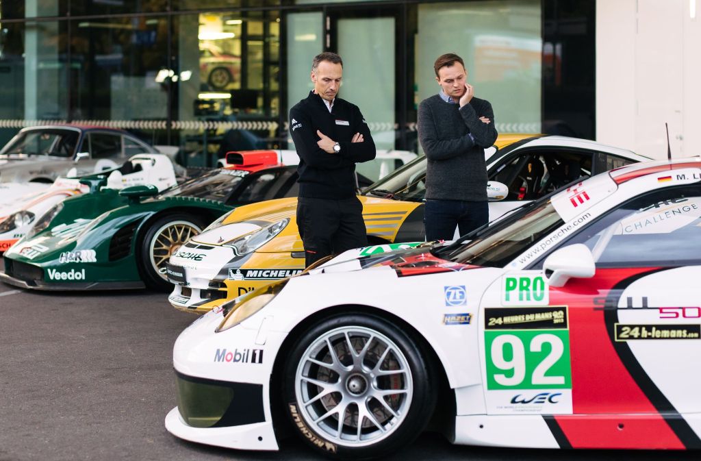 Alexander Stehlig (li.) und Marc Lieb (re.) begutachten Liebs Porsche 911 GT3 RSR, Typ 991 (2013)