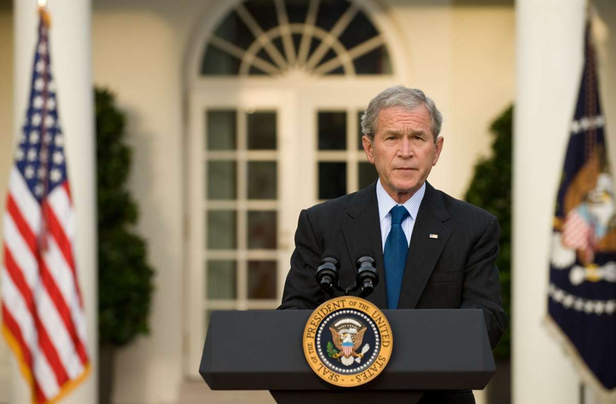 George W. Bush (2001-2009): Der Sohn des Ex-Präsidenten setzte sich mit einem der knappsten Ergebnisse in der Geschichte gegen Al Gore durch und wurde zum Präsidenten gewählt. Nach den Anschlägen am 11. September 2001 rief er den Krieg gegen den Terror aus, der auch den Irakkrieg zur Folge hatte.