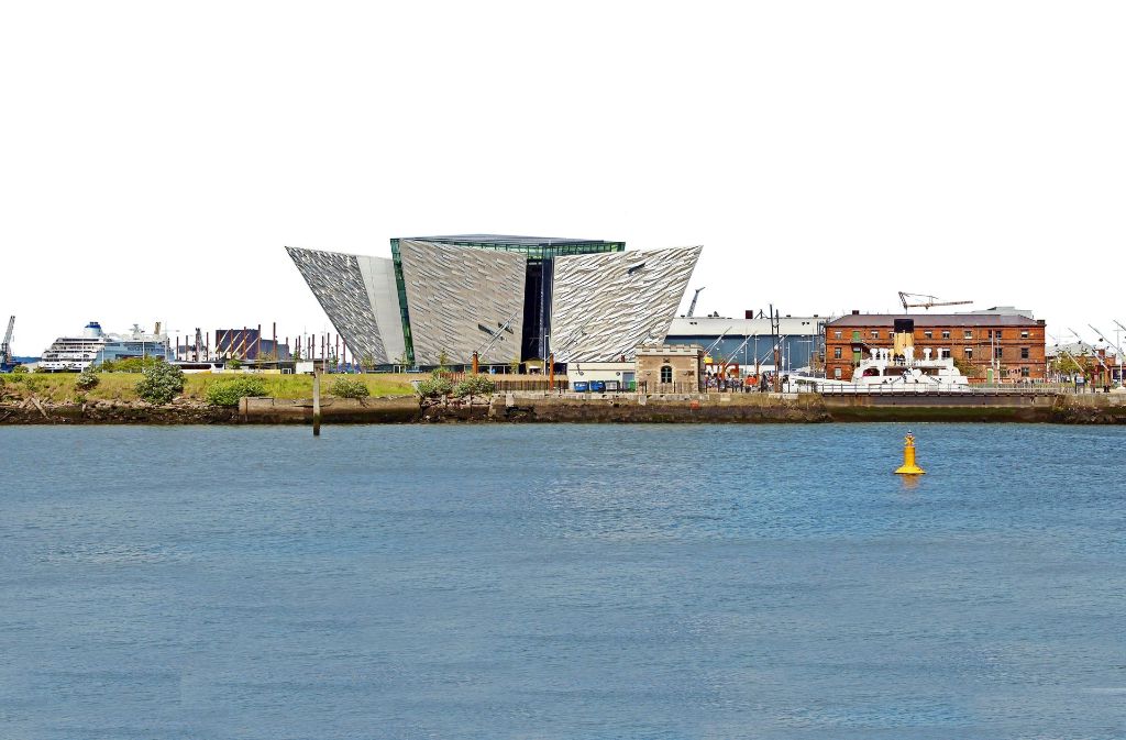 Das „Titanic“-Museum liegt am Hafen von Belfast, auf dem Gelände der ehemaligen Werft Harland & Wolff. Drumherum ist ein neuer Stadtteil entstanden: maritim, modern, am Wasser. Das Titanic Quarter erinnert an die Hafencity in Hamburg – schick, aber noch etwas steril