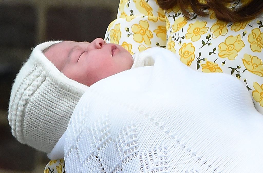2. Mai 2015: Herzogin Catherine zeigt der begeisterten Öffentlichkeit ihre neu geborene Tochter, Prinzessin Charlotte, vor dem St. Mary’s Hospital in London.