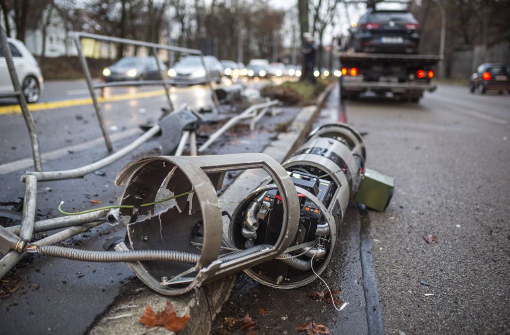 Ein Stuttgarter Autofahrer hat zwei Blitzersäulen in der Cannstatter Straße gerammt.