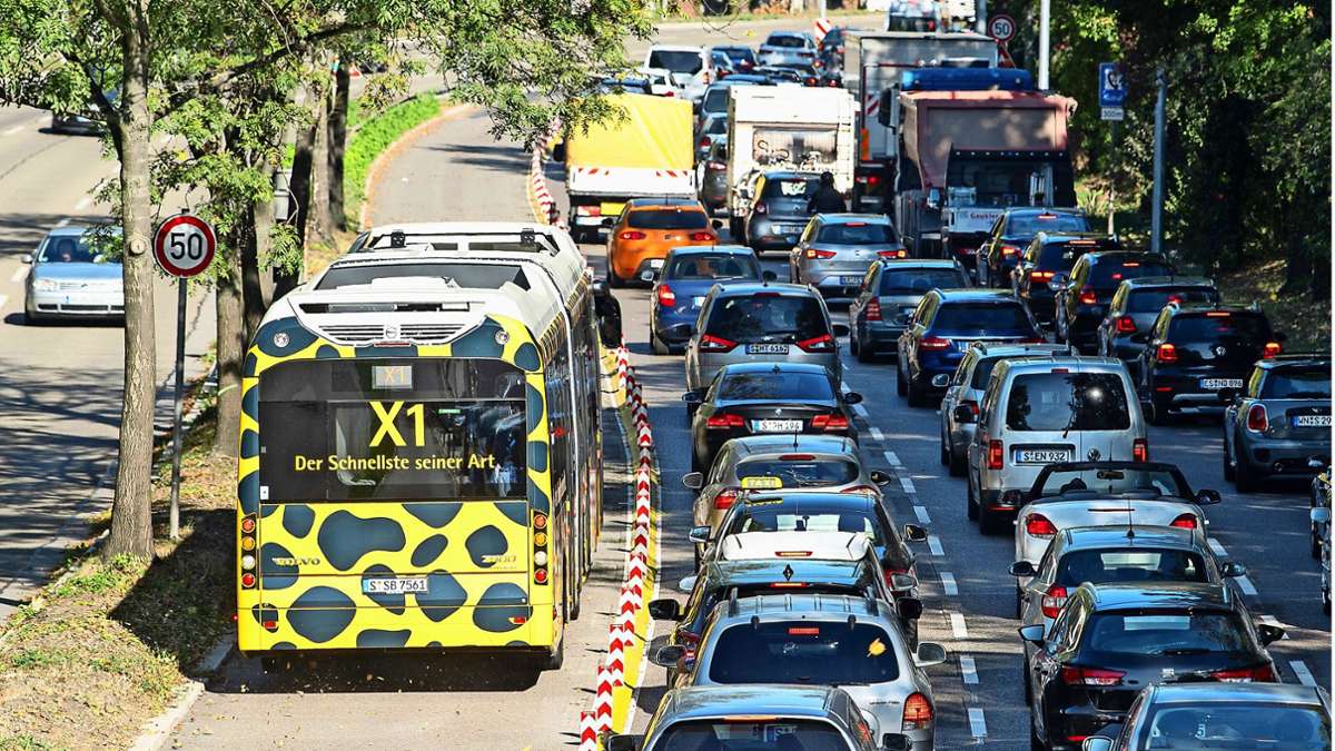 Ehemaliger Schnellbus X1 in Stuttgart: Busspur ohne Bus – darum bleibt die Fahrbahn ungenutzt