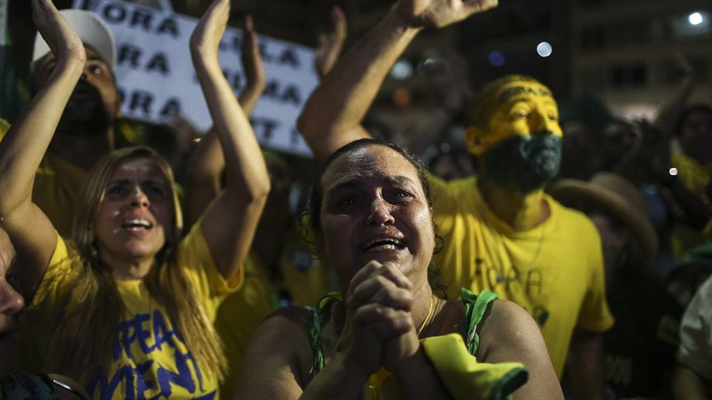  Nach dem Parlamentsvotum gegen Brasiliens Präsidentin Dilma Rousseff droht dem größten Land Südamerikas ein monatelanges Machtvakuum. Mehr als zwei Drittel der Mitglieder des Abgeordnetenhauses stimmten für ein Amtsenthebungsverfahren. 