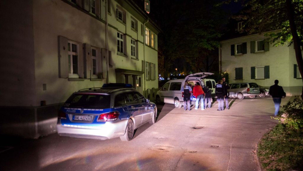 In Esslingen kommt es am Dienstagabend zu einem heftigen Beziehungsstreit. Schüsse fallen, eine Person wird verletzt, die Polizei fahndet mit einem Hubschrauber nach dem gewalttätigen Mann. 