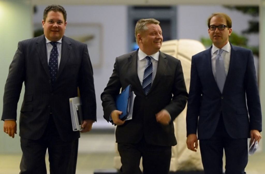 Die Generalsekretäre Patrick Döring (FDP), Hermann Gröhe (CDU) und Alexander Dobrindt (CSU, von links) stellen ihre Erfolge beim nächtlichen Ringen heraus.