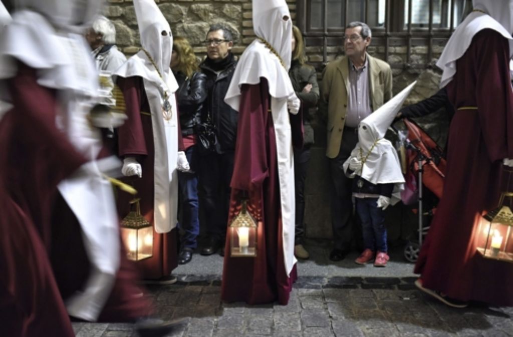 Auch in Toledo zieht die Bruderschaft im Rahmen der Oster-Prozession durch den Ort. Schon Kinder tragen die traditionellen Kutten.