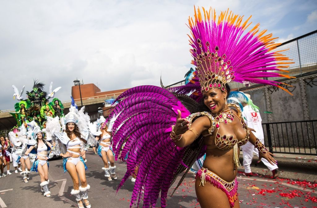 In ausgefallenen Kostümen tanzten sie zu karibischen Klängen durch die Straßen des Londoner Stadtbezirks ...