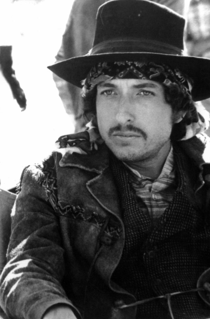 Auch filmisch probierte Bob Dylan sich aus, hier in Sam Peckinpahs Western „Pat Garret jagt Billy the Kid“. Zu diesem Film schrieb er auch die Musik. Der Song „Knocking on Heavens Door“ gehört dazu. Einen Oscar für den besten Filmsong bekam er allerdings erst im Jahr 2001 für „Things have changed“ in dem Film „Wonderboys“.
