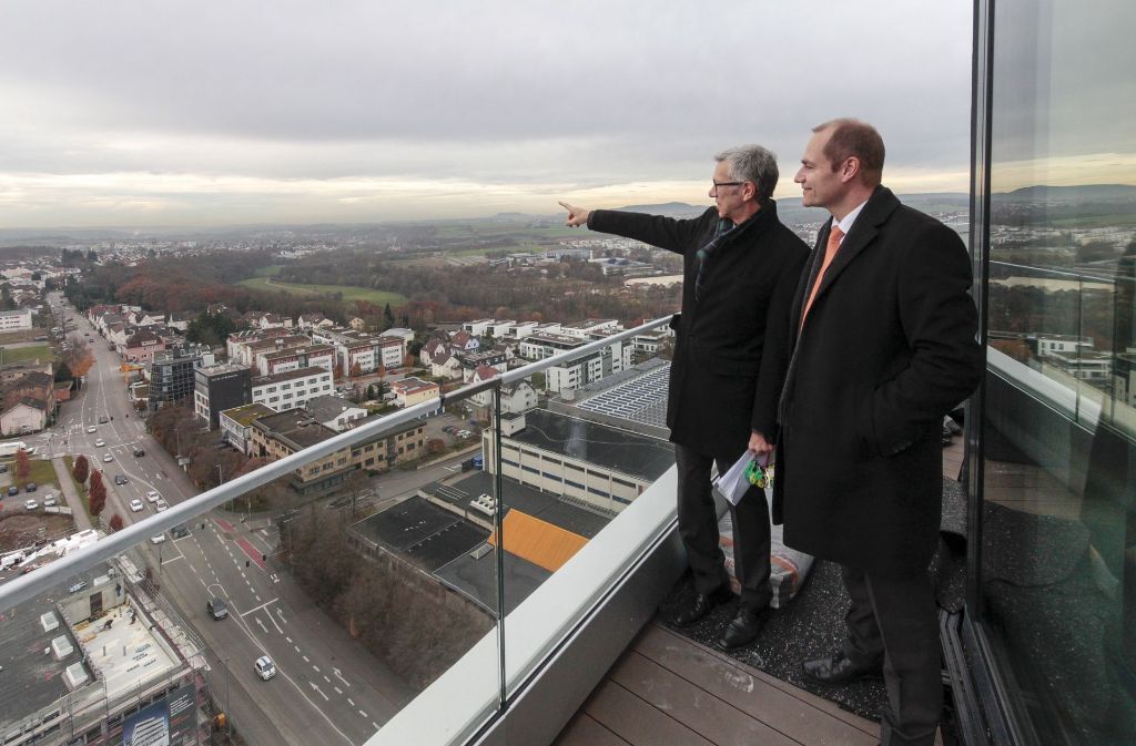 An guten Tagen soll man den Stuttgarter Fernsehturm sehen können. Hier zeigt der Sky-Projektleiter Dieter Fiess (links), wo der Fernsehturm dann zu sehen wäre. Neben ihm: der Geschäftsführer der Bietigheimer Wohnbau, Carsten Schüler.