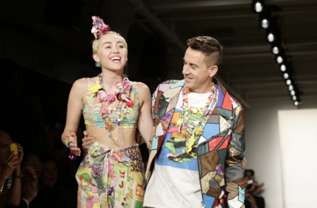 Auch Pop-Sängerin Miley Cyrus war auf dem Laufsteg anzutreffen, jedoch weitaus verhüllter als Kollege Bieber. Sie stolzierte für den Designer Jeremy Scott (rechts) über den Catwalk.