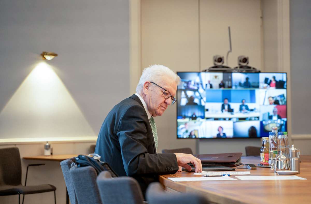 Ministerpräsident Winfried Kretschmann allein im Kabinettssaal: Wegen Corona tagt der Ministerrat zurzeit digital, die Ressortchefs sind per Video zugeschaltet.
