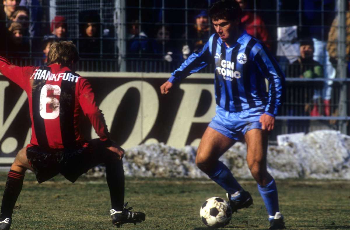 Ralf Vollmer (re.) stürmte im DFB-Pokal-Viertelfinale im März 1987 gegen Eintracht Frankfurt mit den Stuttgarter Kickers ins Halbfinale. Foto: Baumann