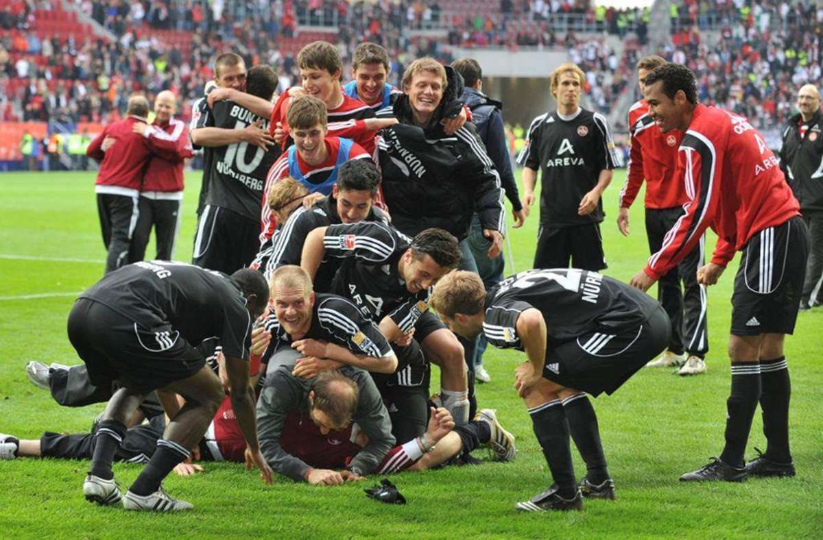 Im Jahr 2010 ist der 1. FC Nürnberg wieder dabei in der Relegation – und setzt sich wieder durch. Gegen den Zweitligadritten FC Augsburg gibt es wieder zwei Siege, der Club bleibt damit erstklassig.